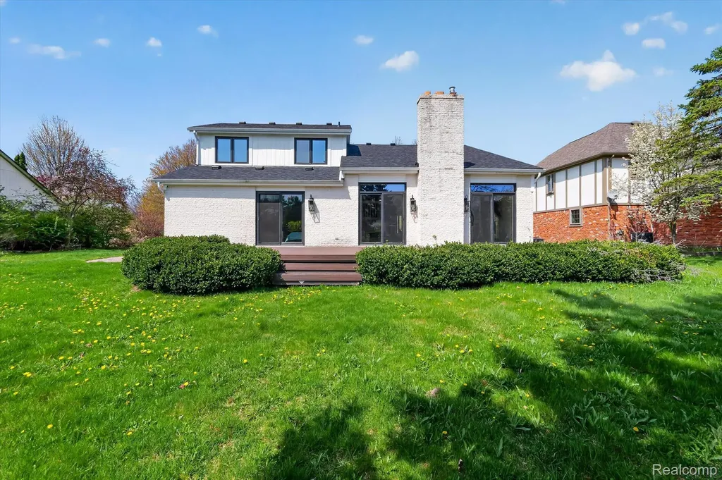 2354 Erickson Drive Troy City MI 48085