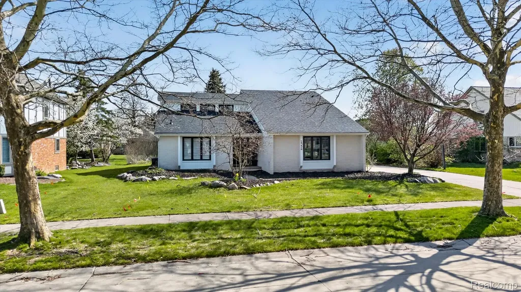 2354 Erickson Drive Troy City MI 48085