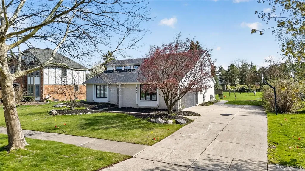 2354 Erickson Drive Troy City MI 48085