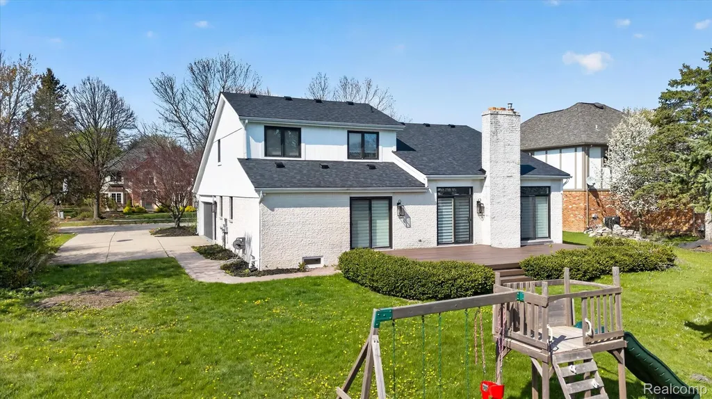 2354 Erickson Drive Troy City MI 48085