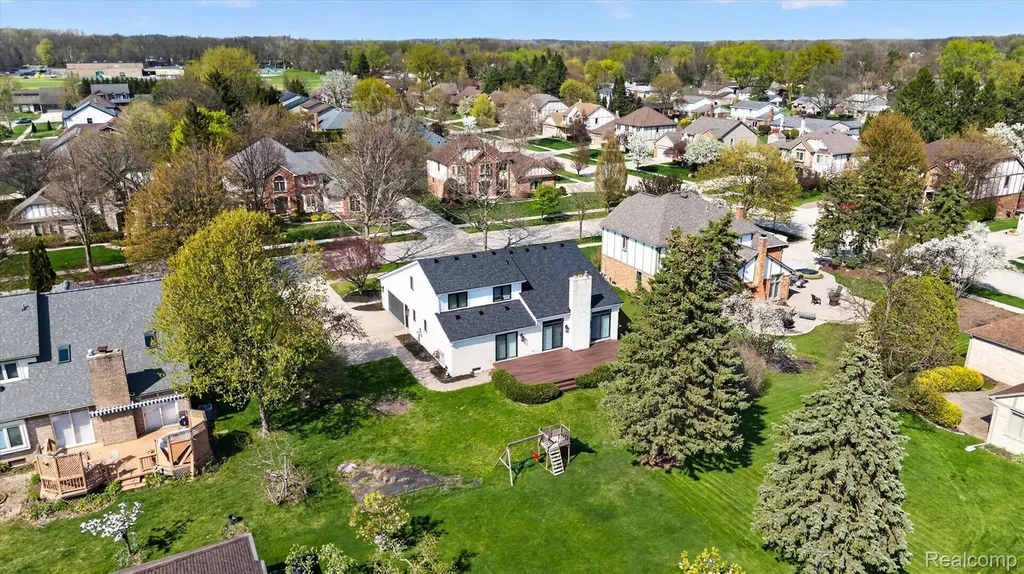 2354 Erickson Drive Troy City MI 48085