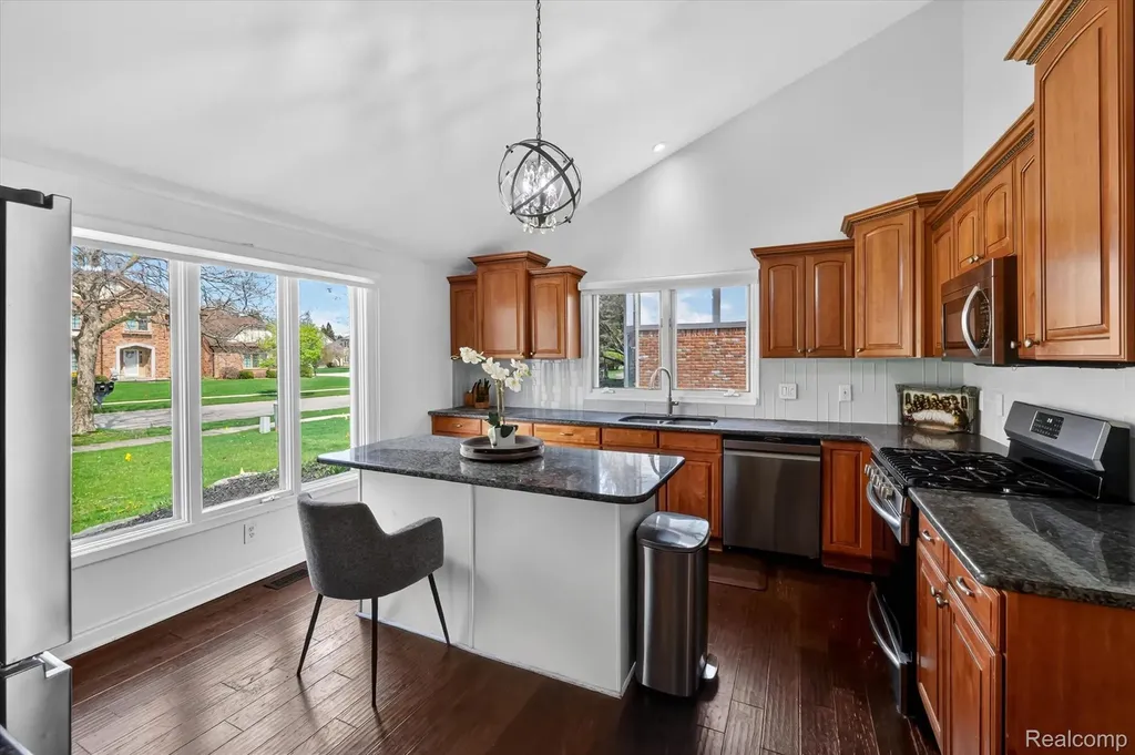 2354 Erickson Drive Troy City MI 48085