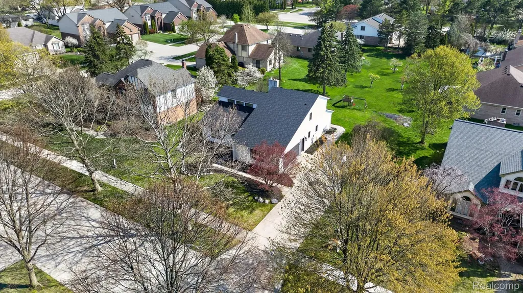 2354 Erickson Drive Troy City MI 48085