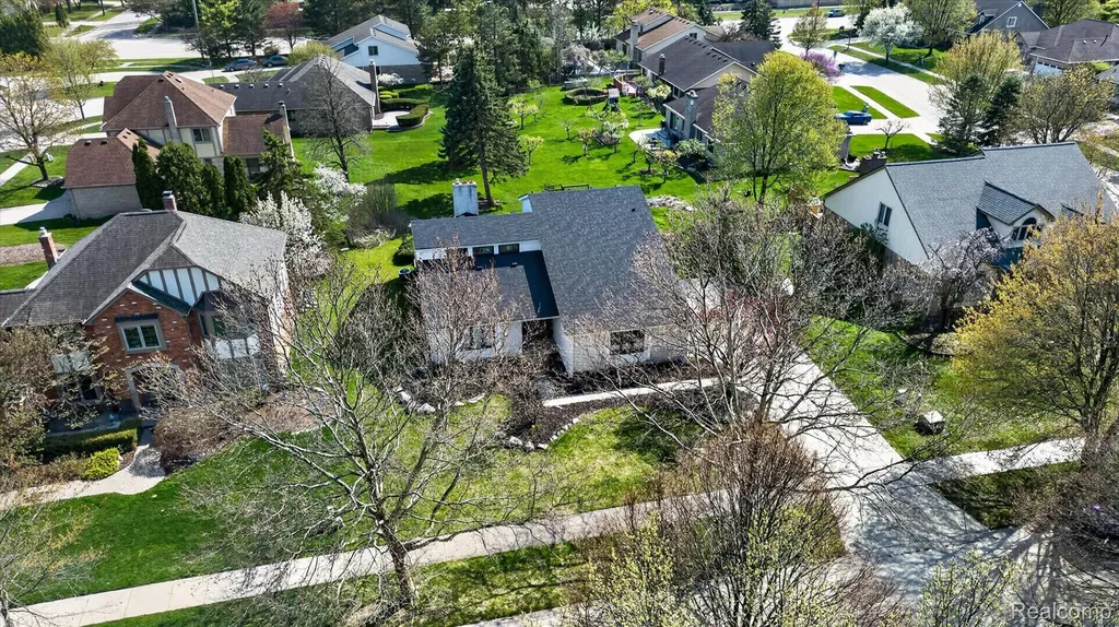 2354 Erickson Drive Troy City MI 48085