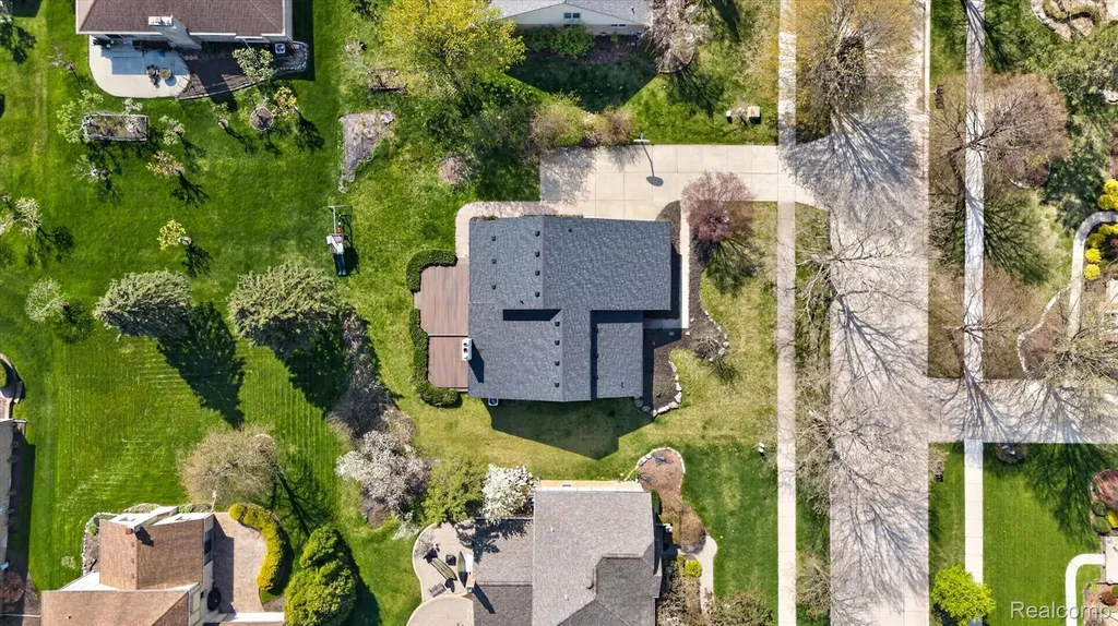 2354 Erickson Drive Troy City MI 48085