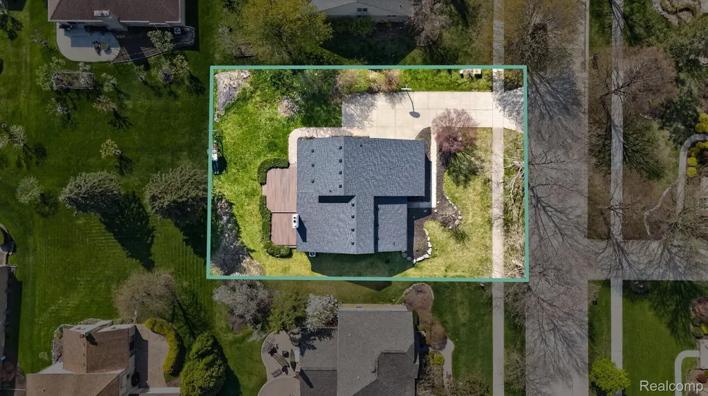2354 Erickson Drive Troy City MI 48085