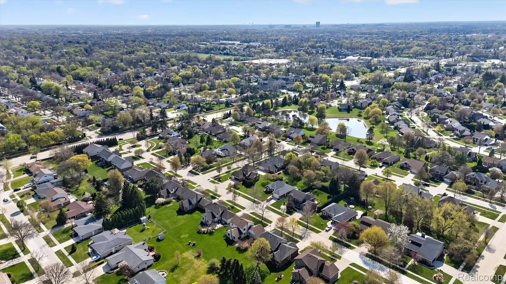 2354 Erickson Drive Troy City MI 48085