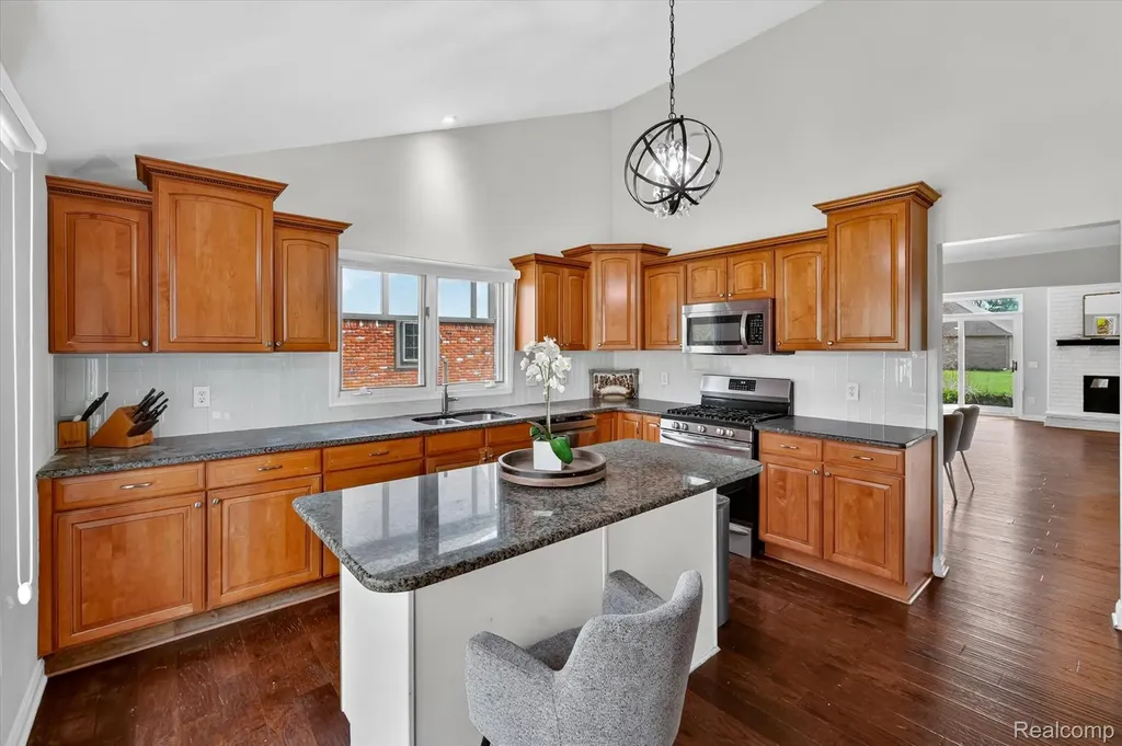 2354 Erickson Drive Troy City MI 48085