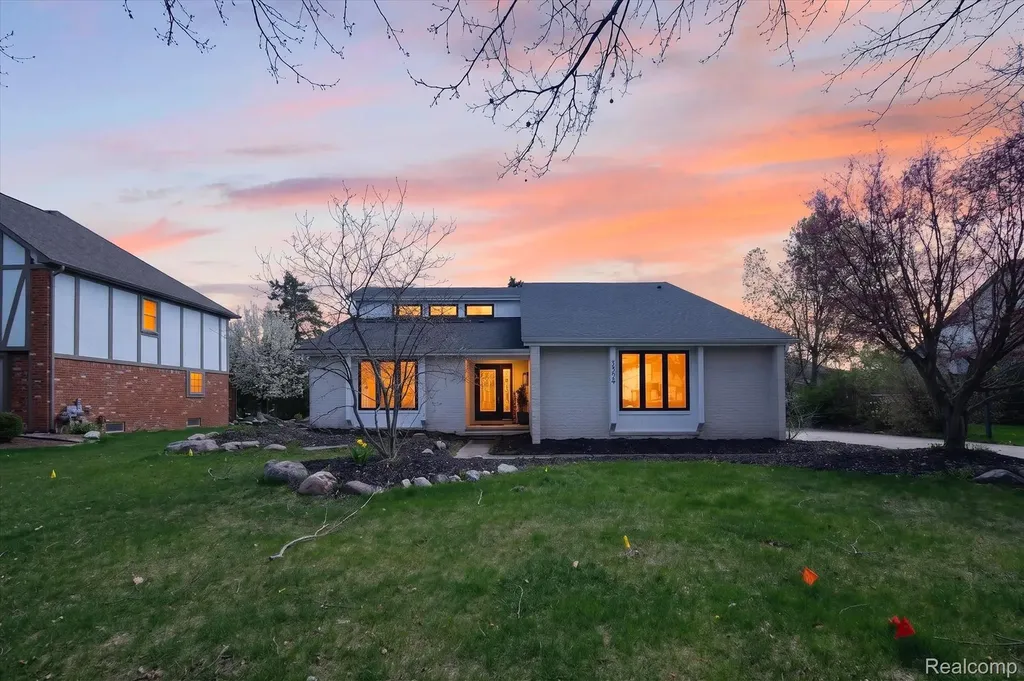 2354 Erickson Drive Troy City MI 48085