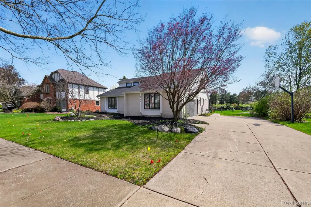2354 Erickson Drive Troy City MI 48085