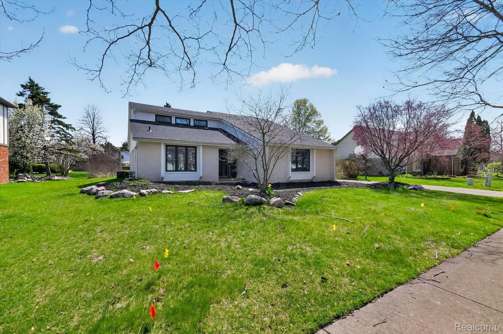 2354 Erickson Drive Troy City MI 48085