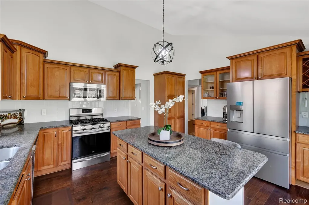 2354 Erickson Drive Troy City MI 48085