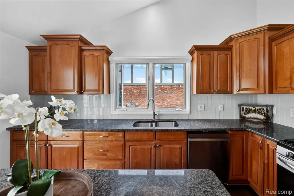2354 Erickson Drive Troy City MI 48085