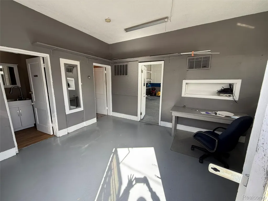 128 Baldwin Avenue Pontiac City MI 48342