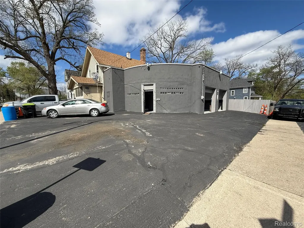 128 Baldwin Avenue Pontiac City MI 48342