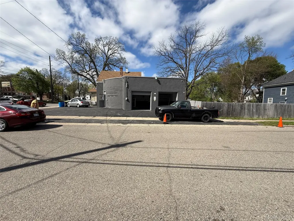 128 Baldwin Avenue Pontiac City MI 48342