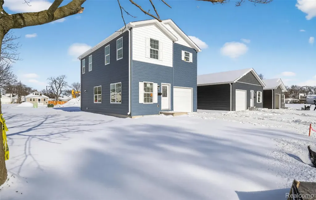 7567 Packard Avenue Warren City MI 48091