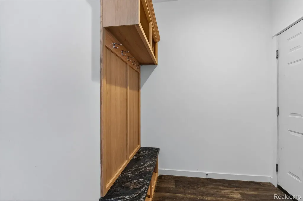 7567 Packard Avenue Warren City MI 48091