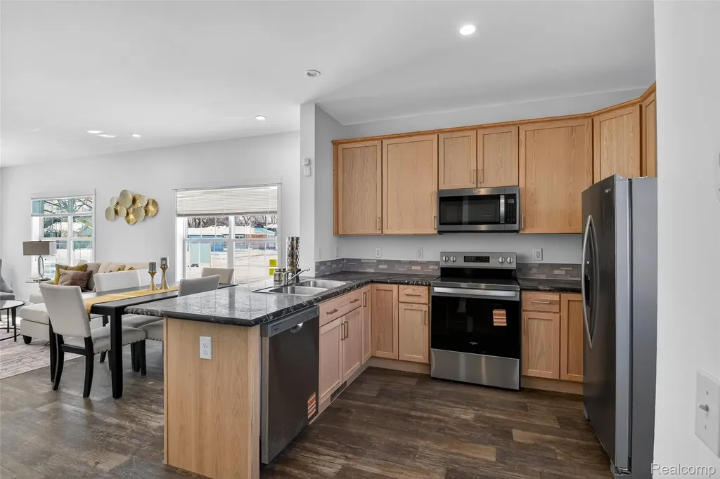 7567 Packard Avenue Warren City MI 48091
