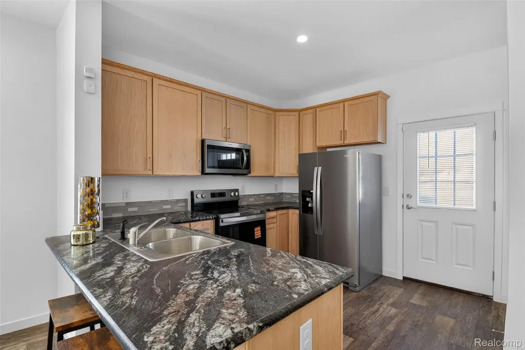 7567 Packard Avenue Warren City MI 48091