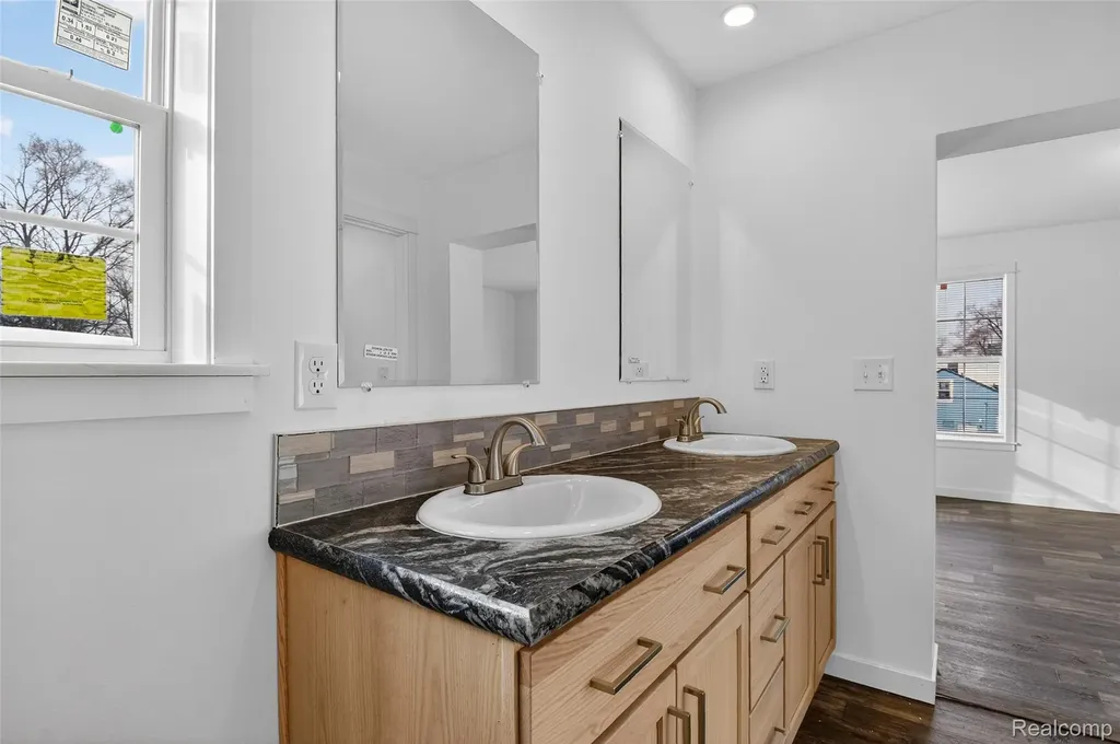 7567 Packard Avenue Warren City MI 48091