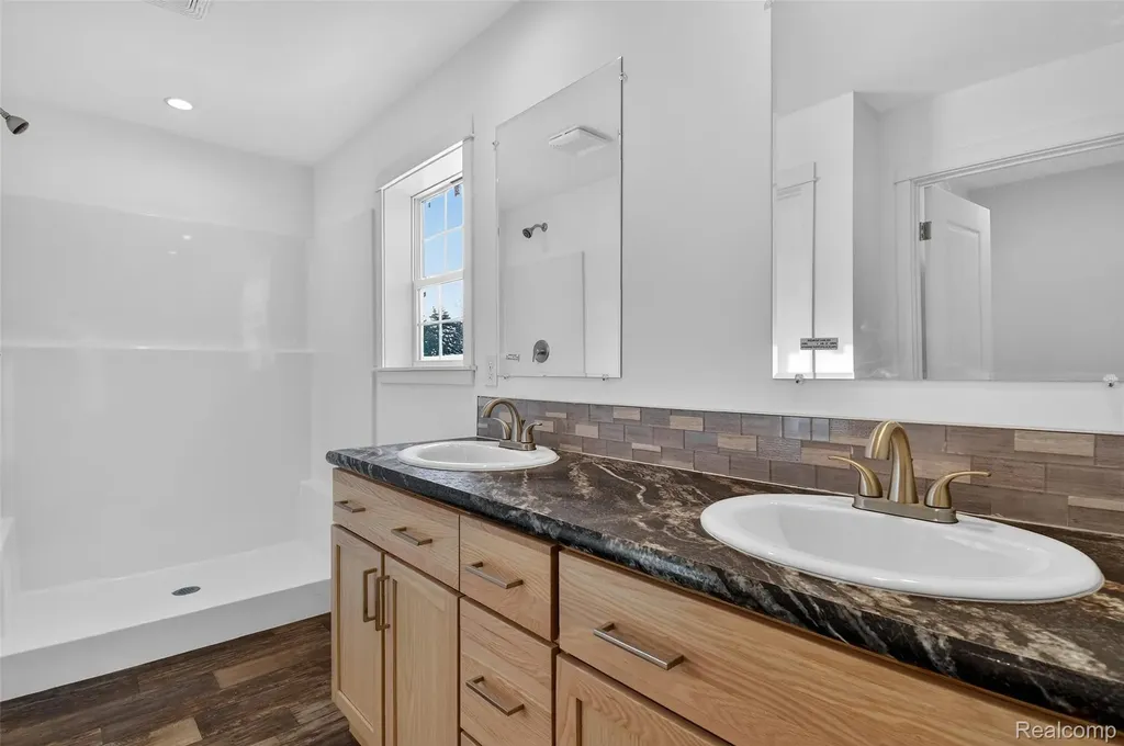 7567 Packard Avenue Warren City MI 48091