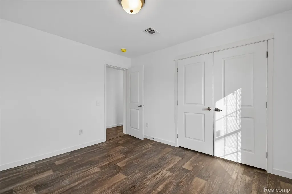 7567 Packard Avenue Warren City MI 48091