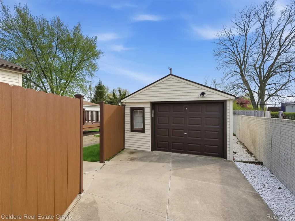 22200 Avon Street St. Clair Shores City MI 48082