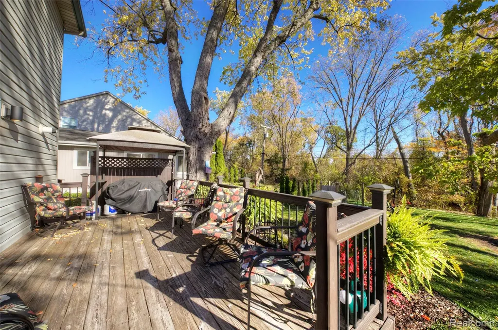 212 Hillcroft Drive Walled Lake City MI 48390