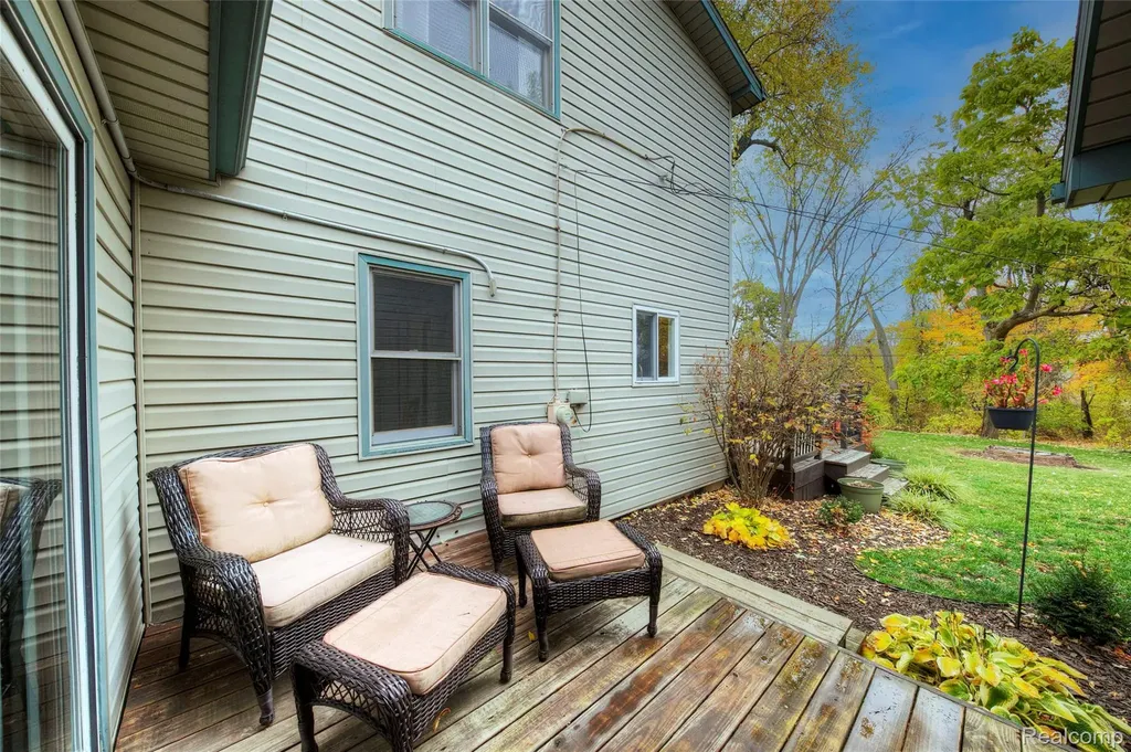 212 Hillcroft Drive Walled Lake City MI 48390