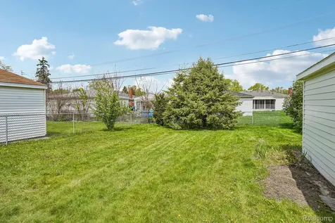 13019 Stanley Drive Warren City MI 48088