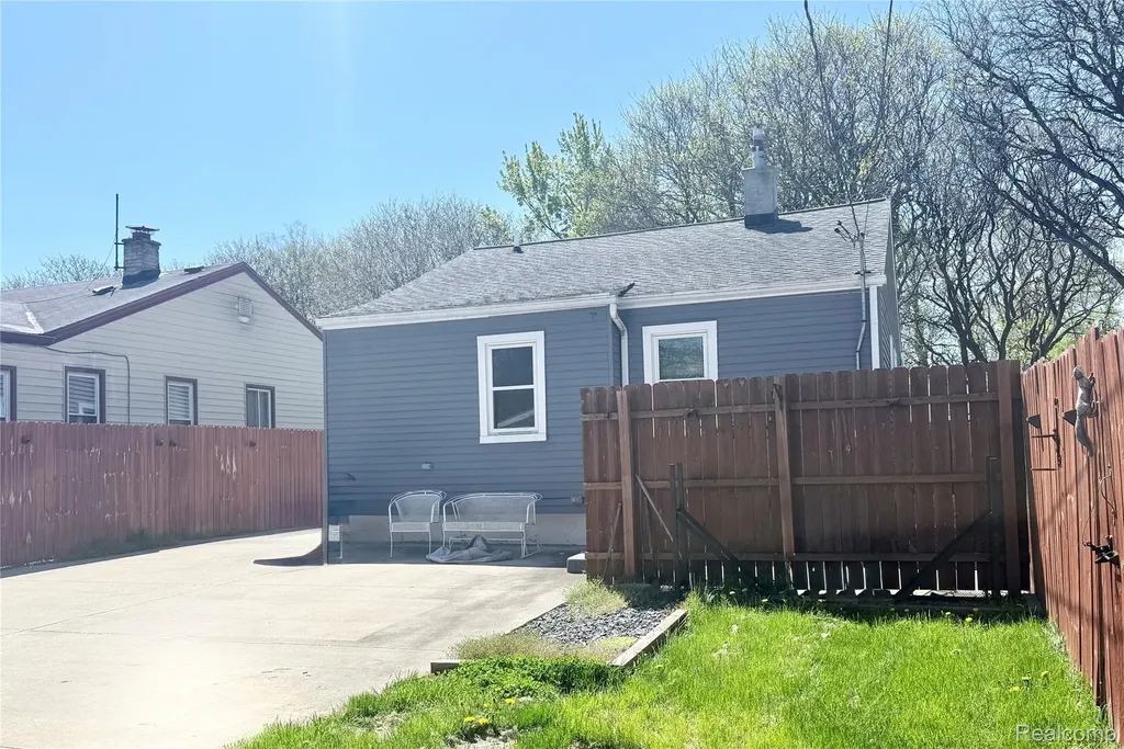 252 W Rutgers Avenue Pontiac City MI 48340