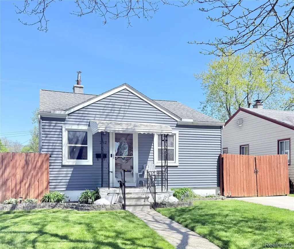 252 W Rutgers Avenue Pontiac City MI 48340