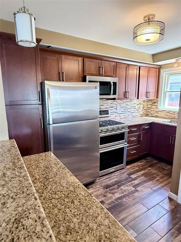 252 W Rutgers Avenue Pontiac City MI 48340