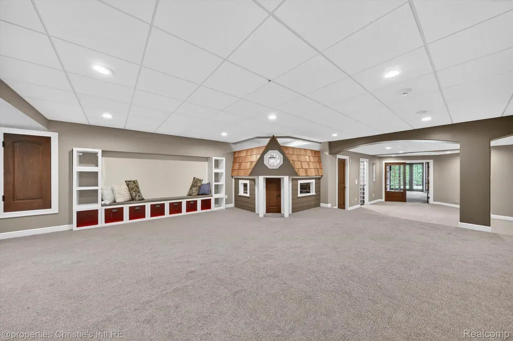 1330 Oxford Road Bloomfield Charter Township MI 48304