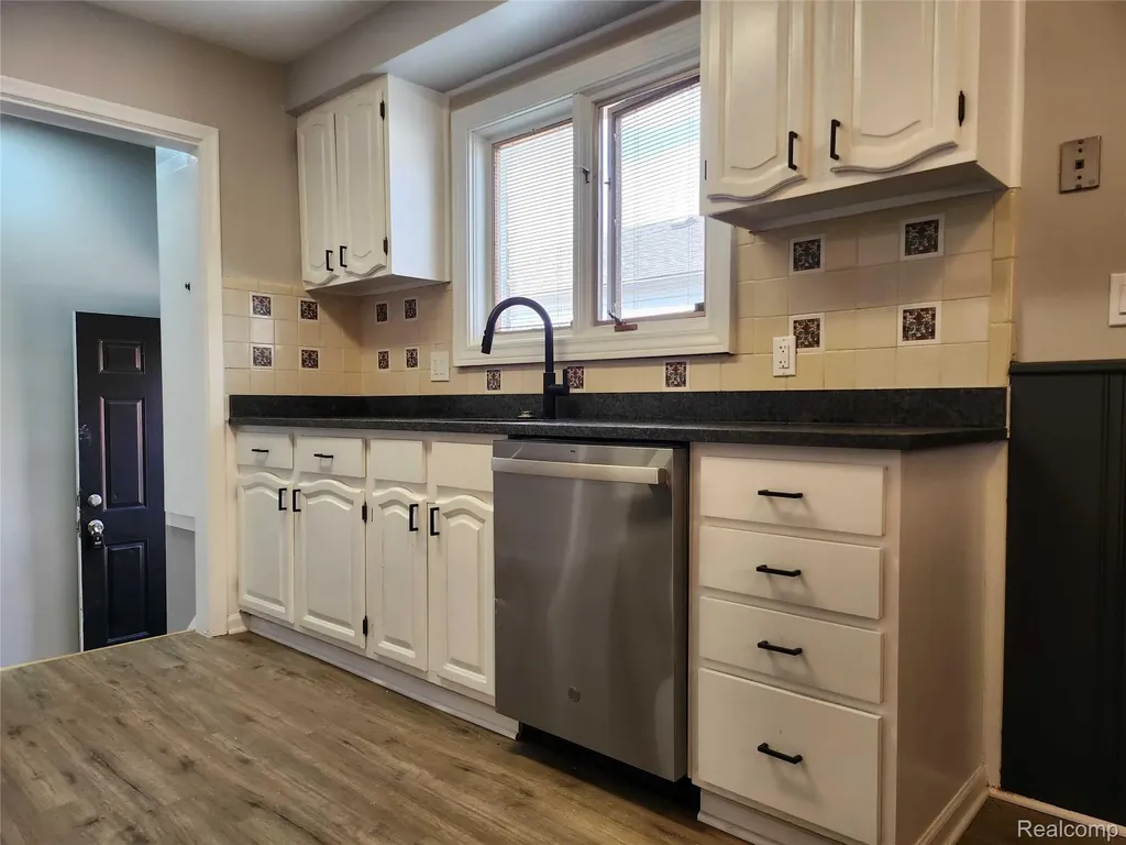 24593 Rosalind Avenue Eastpointe City MI 48021