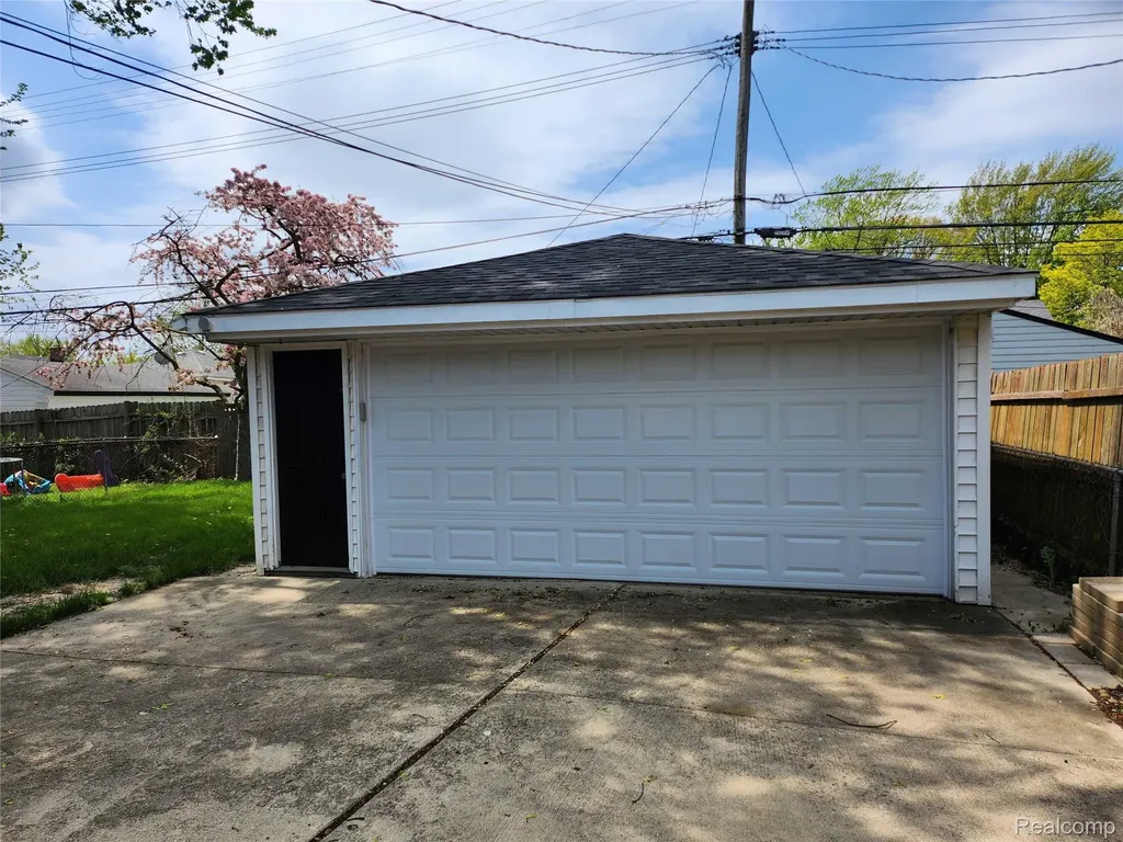 24593 Rosalind Avenue Eastpointe City MI 48021