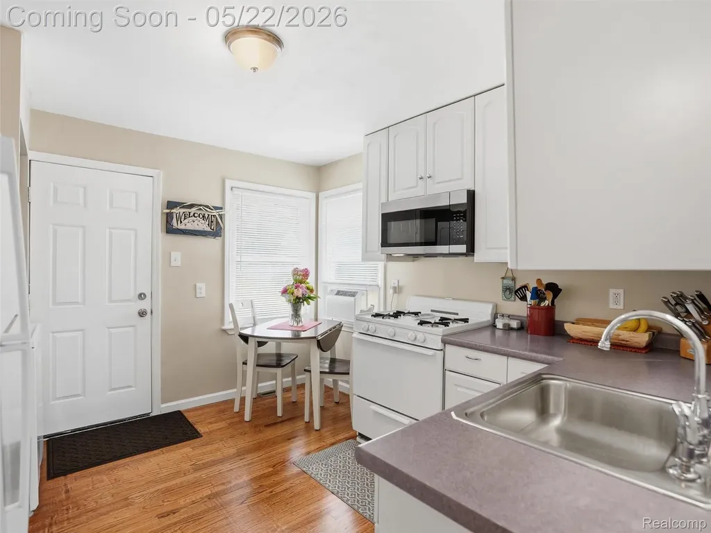 504 E Hudson Avenue Madison Heights City MI 48071