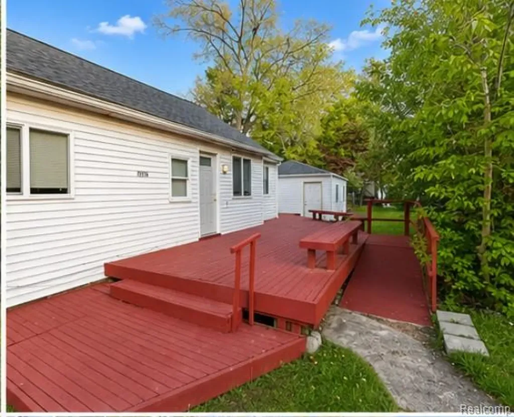 19394 Seminole Redford Charter Township MI 48240