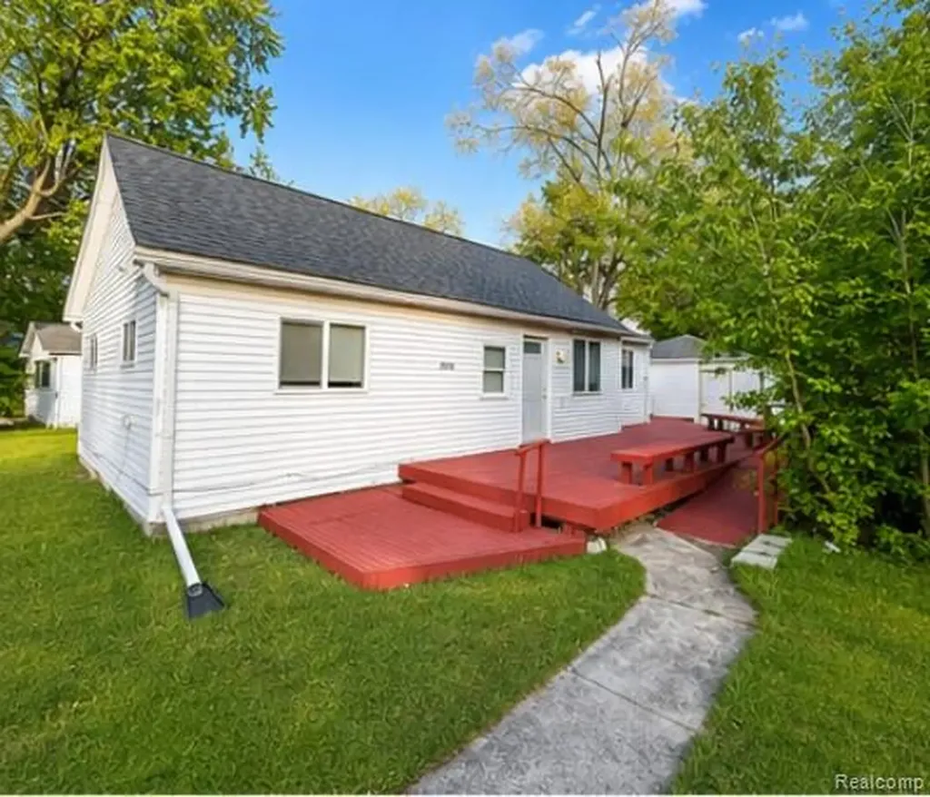 19394 Seminole Redford Charter Township MI 48240