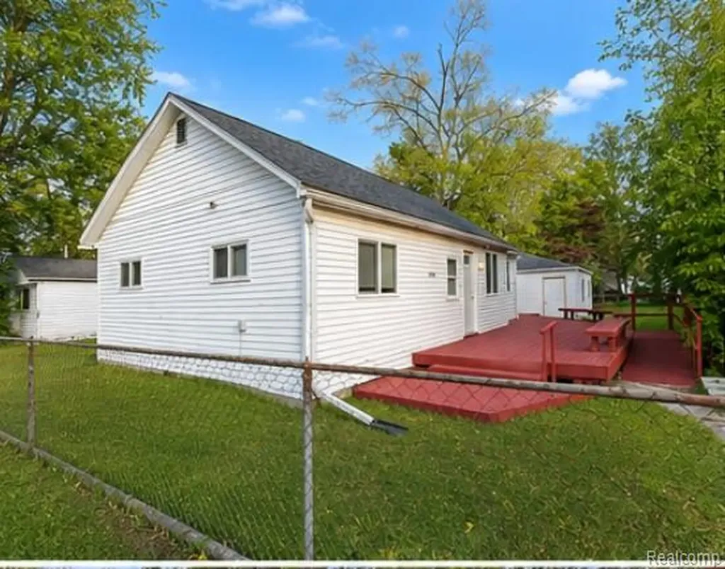19394 Seminole Redford Charter Township MI 48240