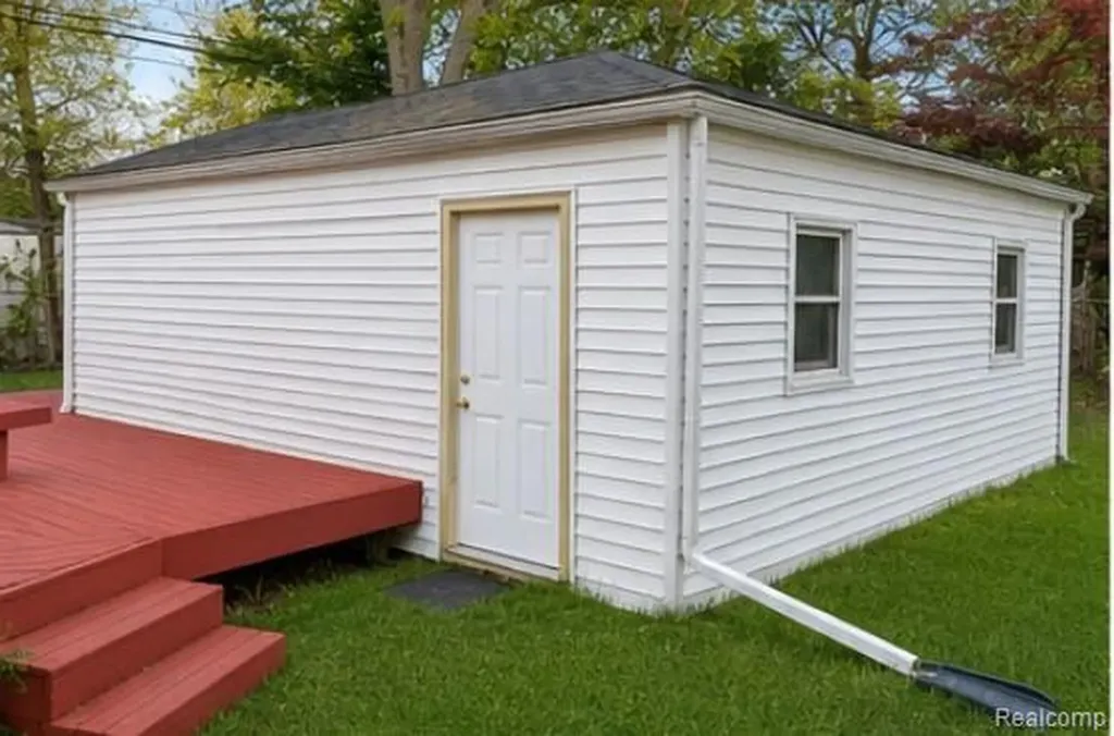 19394 Seminole Redford Charter Township MI 48240