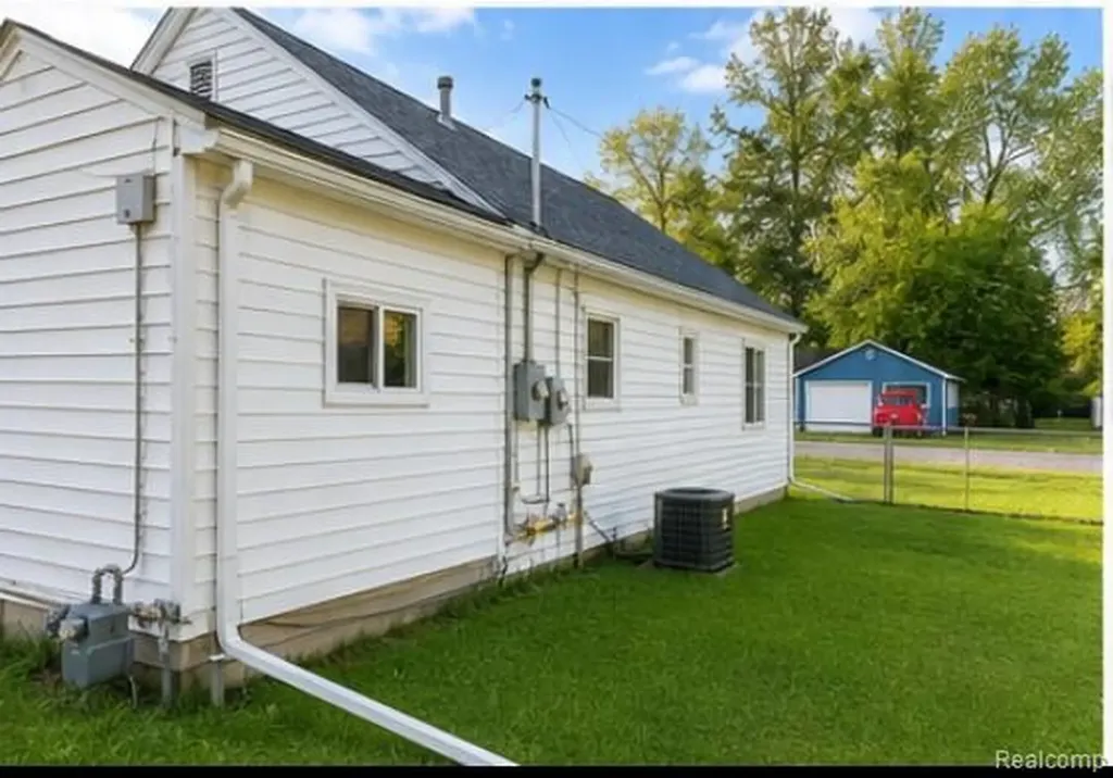 19394 Seminole Redford Charter Township MI 48240