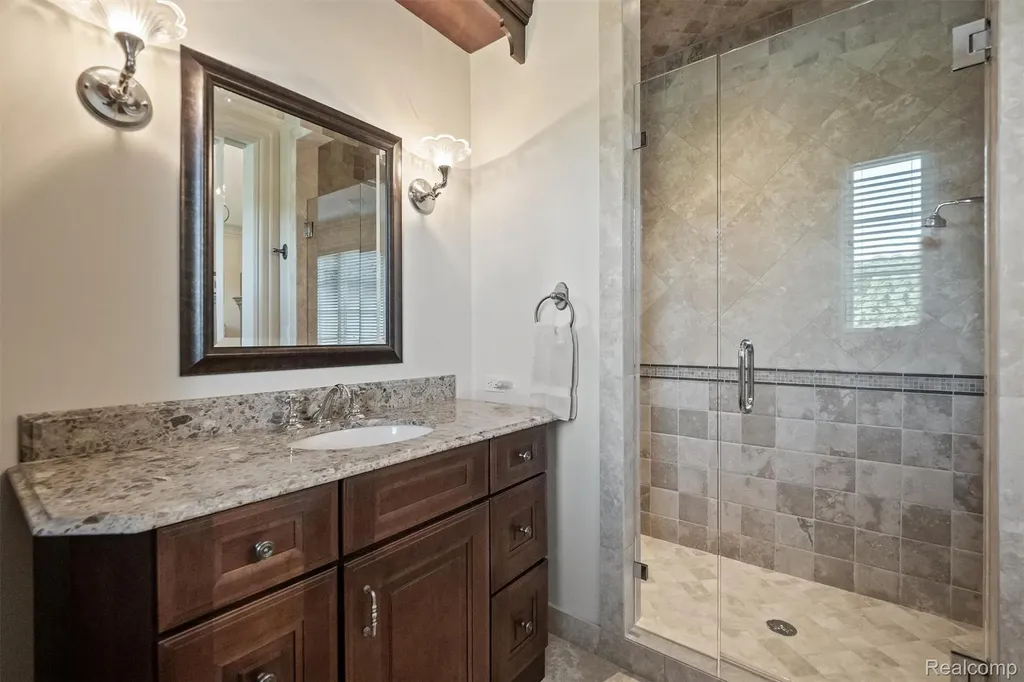 5537 Orchard Ridge Oakland Charter Township MI 48306