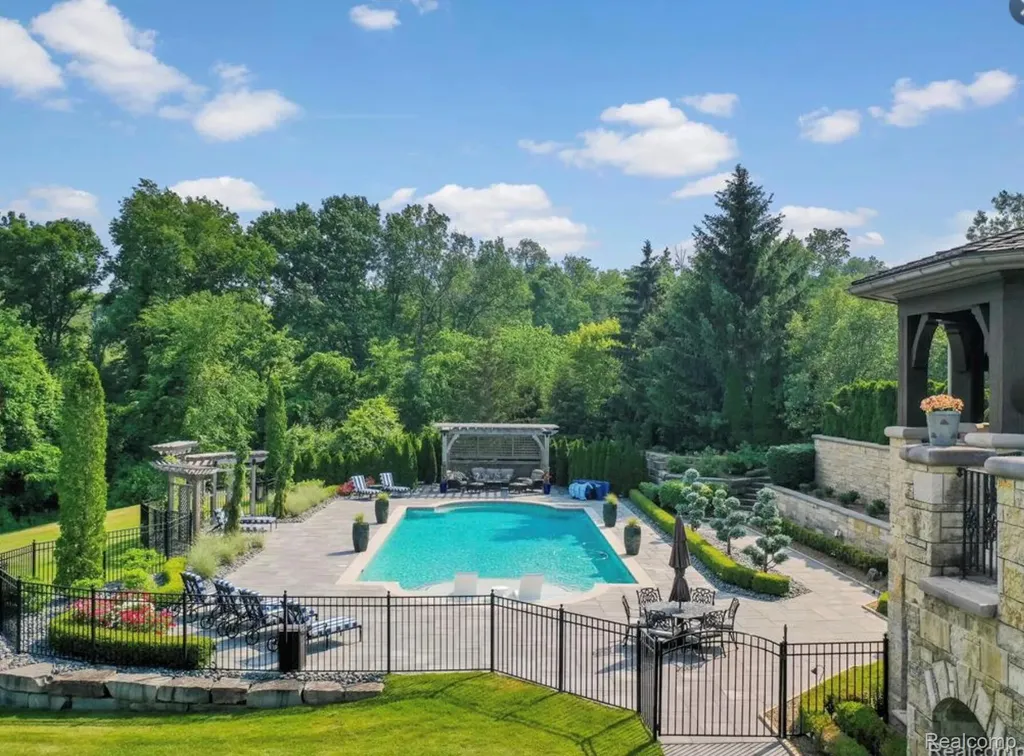 5537 Orchard Ridge Oakland Charter Township MI 48306
