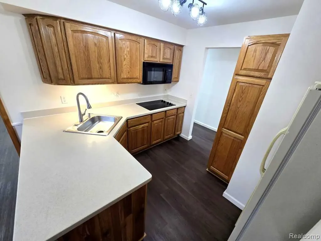 26042 Dover Avenue Warren City MI 48089
