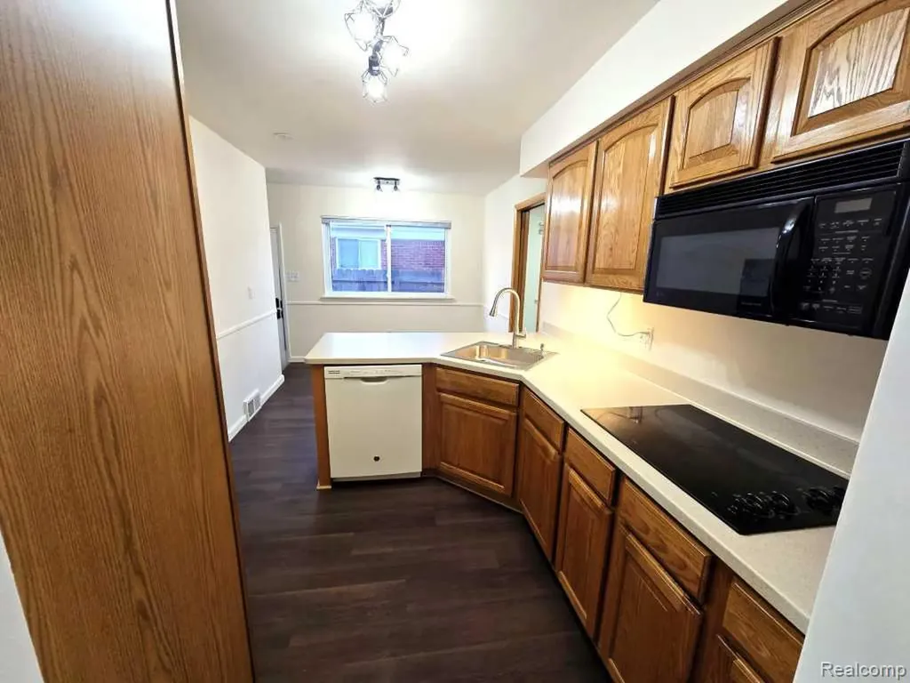 26042 Dover Avenue Warren City MI 48089