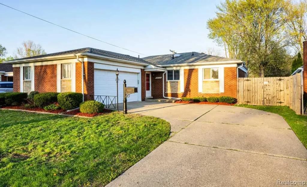 26042 Dover Avenue Warren City MI 48089