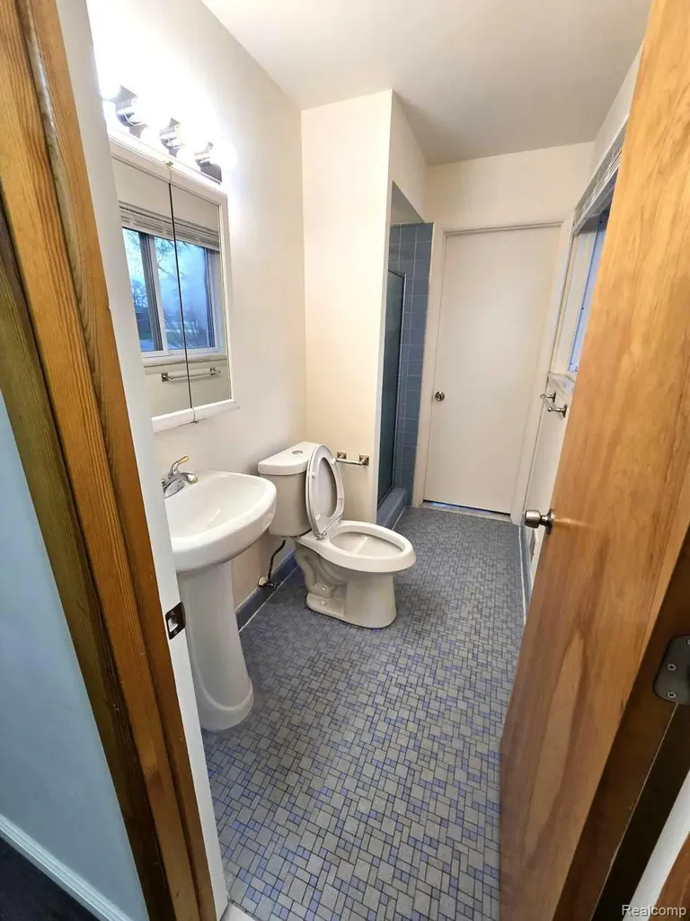 26042 Dover Avenue Warren City MI 48089