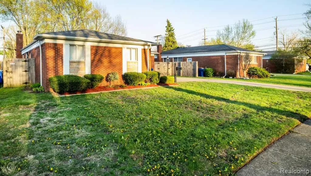 26042 Dover Avenue Warren City MI 48089